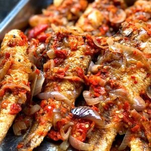 Tray of Peppered croaker fish